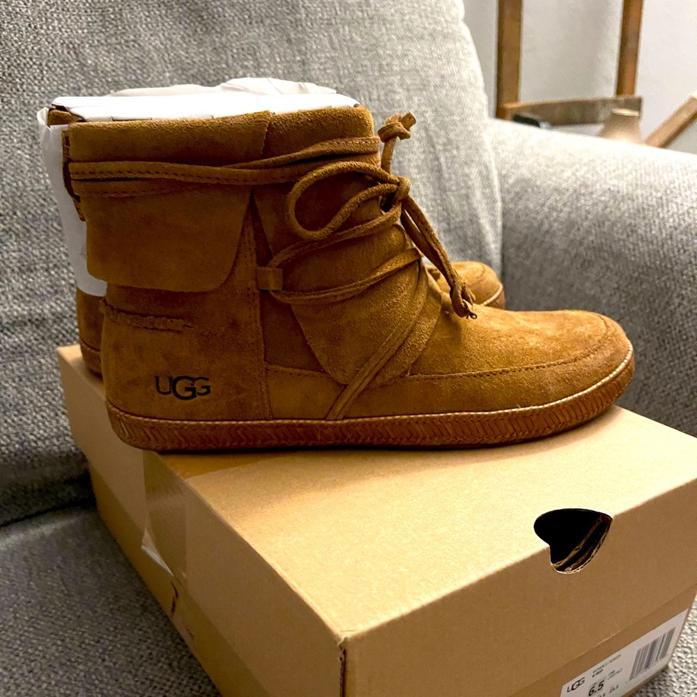 BRAND NEW UGG 61/2 womens!